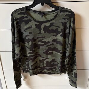 🍃EXPRESS WOMENS SIZE XS CROPPED CAMOUFLAGE SWEATER